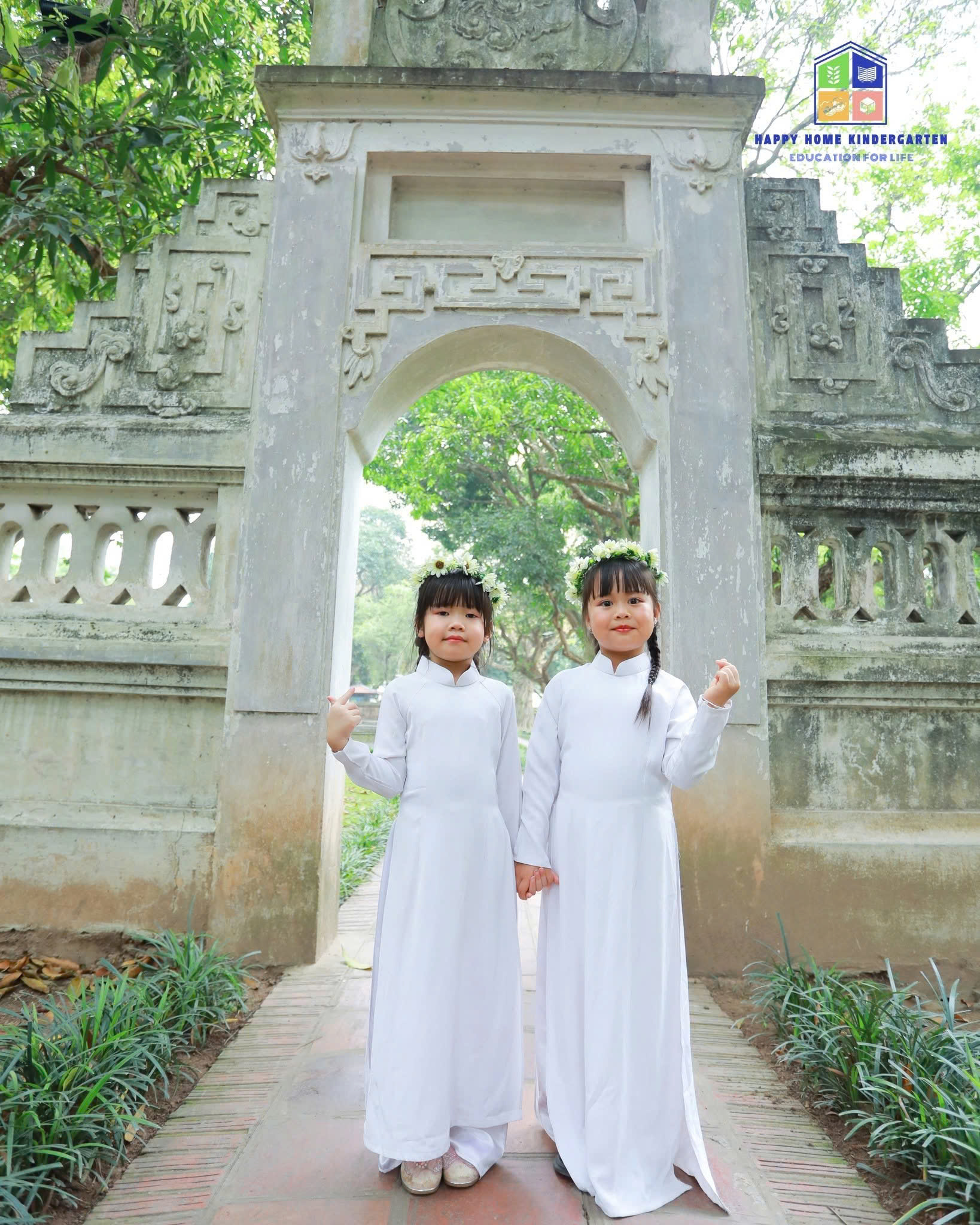Vẻ đẹp hồn nhiên của trẻ thơ trong tà áo dài